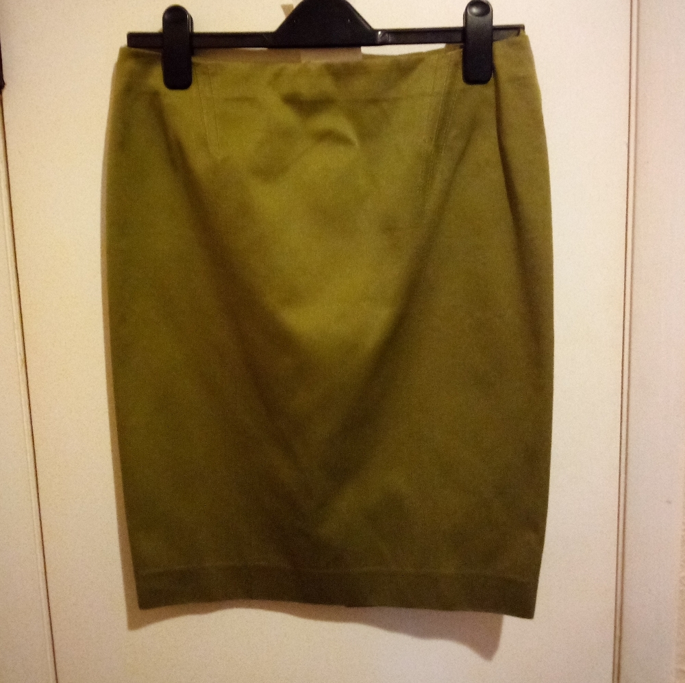 Gucci olive pencil skirt. Size 40